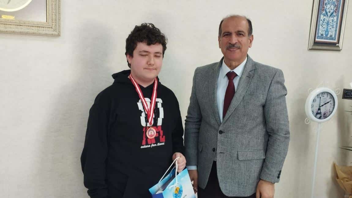 Sudoku Turnuvasında dereceye giren öğrencimiz ödülünü İlçe Müdürümüz Sayın İzzettin AYDIN'ın elinden aldı.